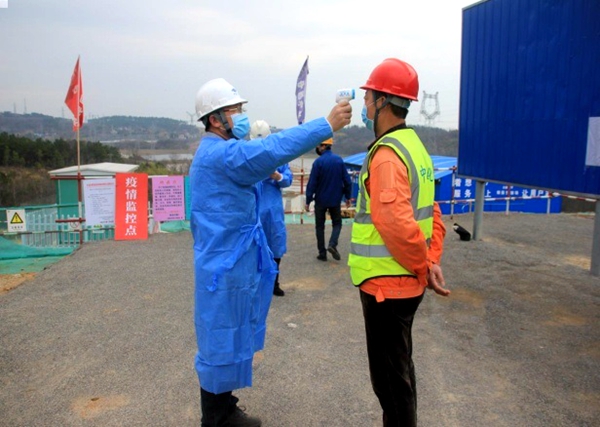 1583285005.jpg 進(jìn)入現(xiàn)場(chǎng)前量測(cè)體溫.jpg